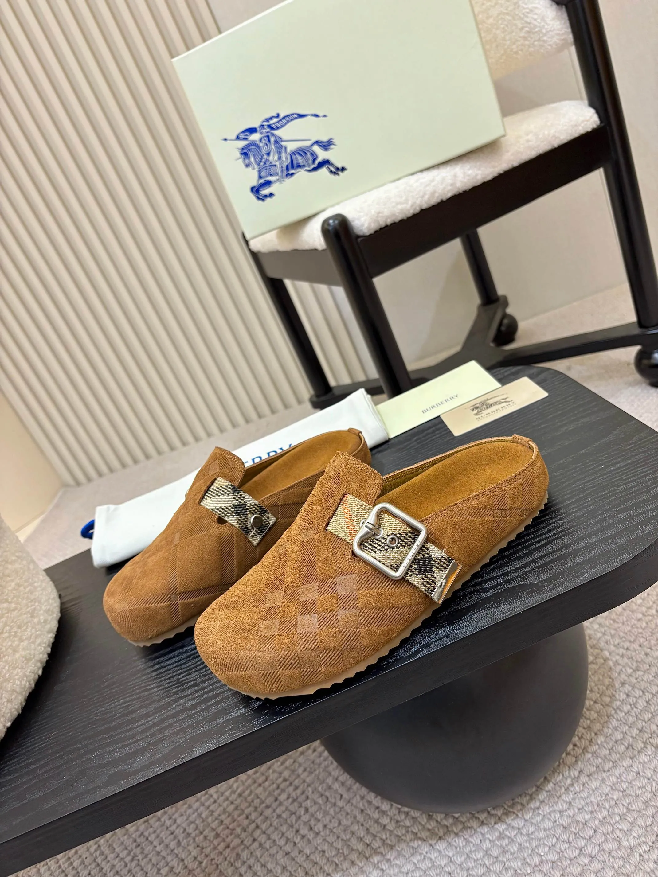 Men's Men's Shoes💰580 Burberry2025's hot-selling Birkenstock slippers are released, made of soft suede fabric and refined in Italian workshops. Featuring an embossed plaid pattern and an embossed sole embellished with the archive brand's logo. Features an adjustable B-shaped buckle strap and is embellished with the signature sand-colored Burberry check in jacquard worsted.   ✅Fabric: suede ✅Lining: silk cowhide ✅Outsole: TPU ✅Color: black, brown, pink, apricot 4 colors available ✅Code number: 35-45 for men and women (35, 45 customized)